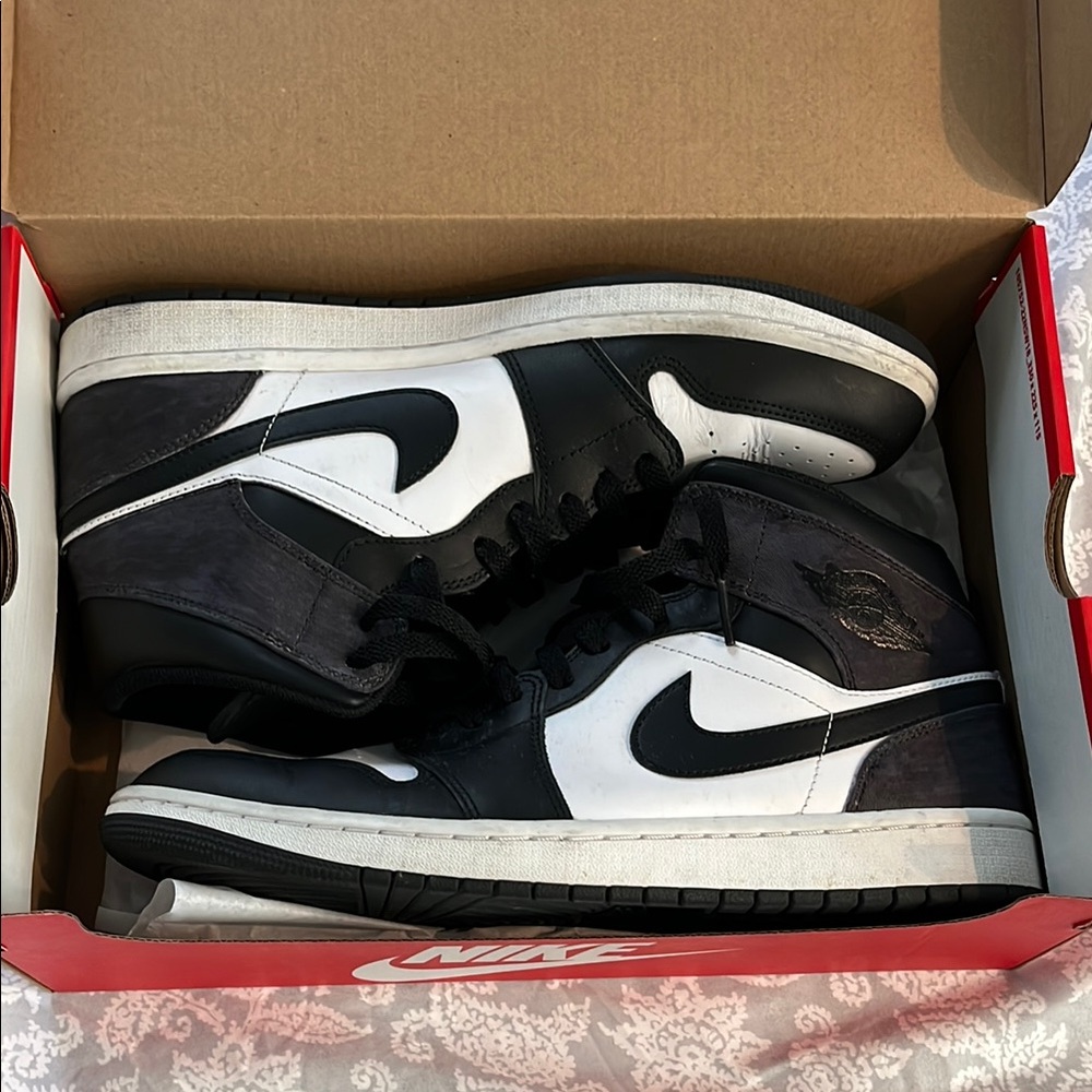 Nike Men's Black and White Sneakers
